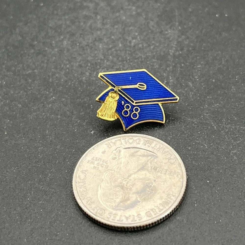 1988 Graduate Blue Graduation Cap Lapel Hat Pin‎